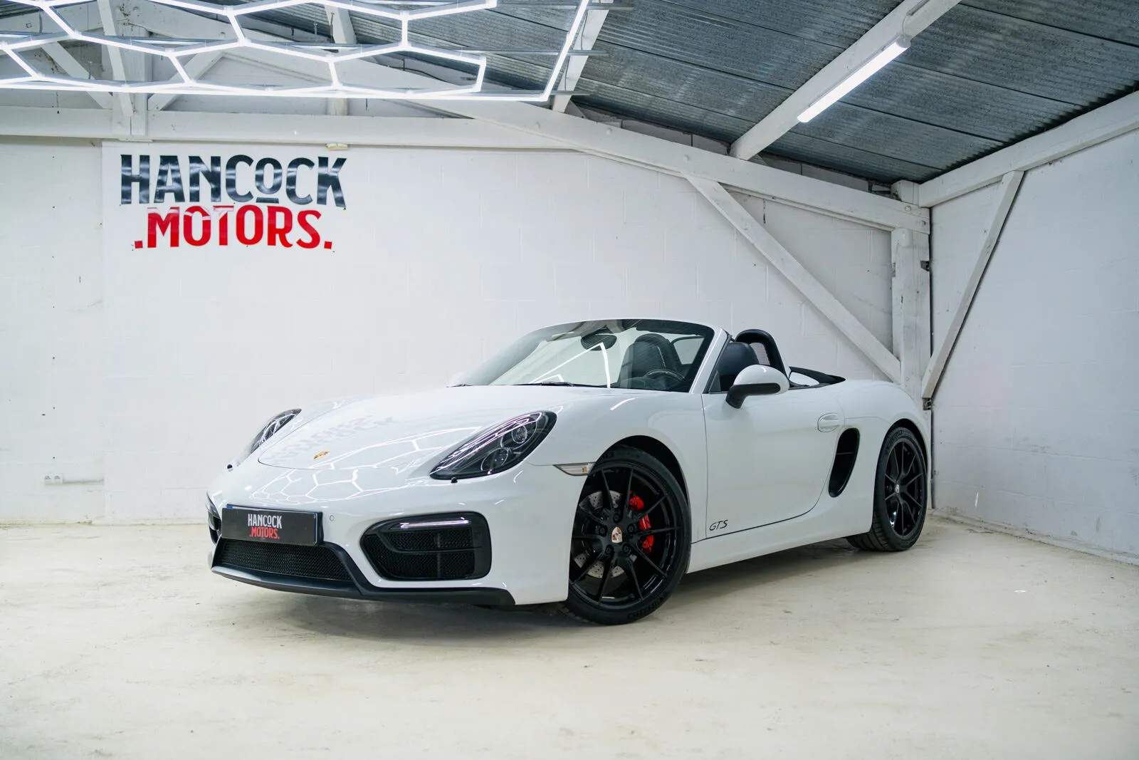 Porsche Boxster 981 GTS blanche — trois quarts avant | Hancock Motors Scillé